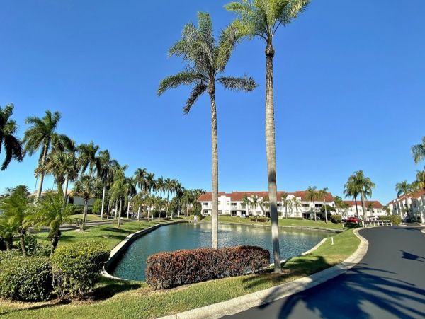 Lovely Two Bedroom Vacation Condo in St. Petersburg Sleeps 6