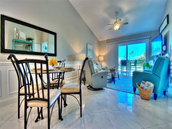 Lovely Two Bedroom Vacation Condo in St. Petersburg Sleeps 6