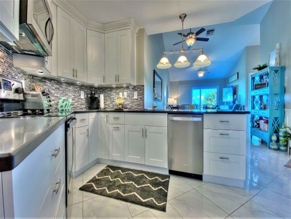 Lovely Two Bedroom Vacation Condo in St. Petersburg Sleeps 6