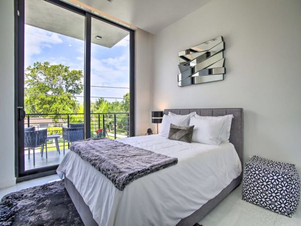 Luxury Three Bedroom Rental Pool Home in Fort Lauderdale