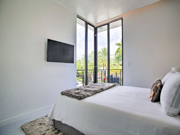 Luxury Three Bedroom Rental Pool Home in Fort Lauderdale