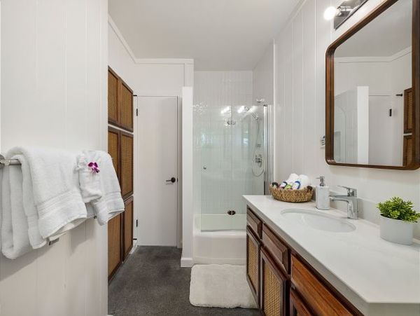 Beautiful Six Bedroom Home with Great Pool-Spa & Beach Access