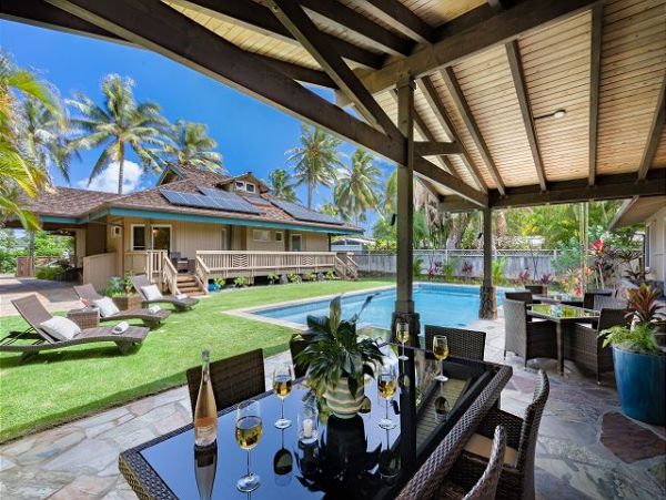 Kailua Vacation Home + Loft Sleeps 14 Guests