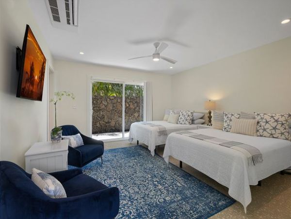 On Beach Kailua Vacation Pool Home Sleeps 14 Guests