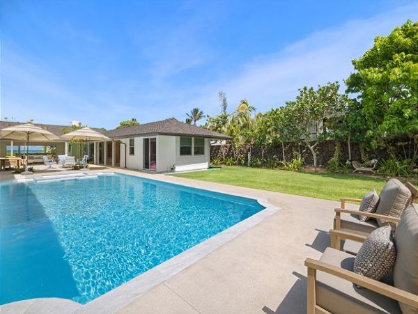 On Beach Kailua Vacation Pool Home Sleeps 14 Guests