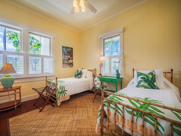 Luxury Beach Vacation Rental Home in Lanikai Sleeps 14