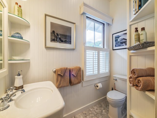 Luxury Beach Vacation Rental Home in Lanikai Sleeps 14