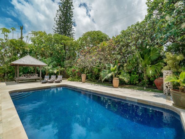Walk to beach Vacation Pool Home in Kailua Four Bedroom