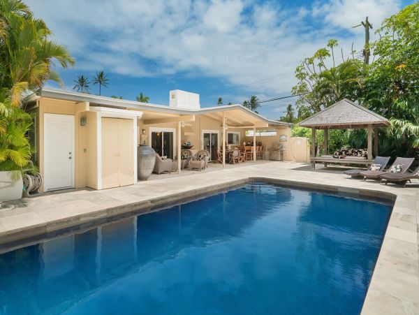 Walk to beach Vacation Pool Home in Kailua Four Bedroom