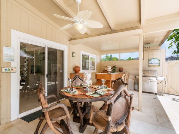 Walk to beach Vacation Pool Home in Kailua Four Bedroom