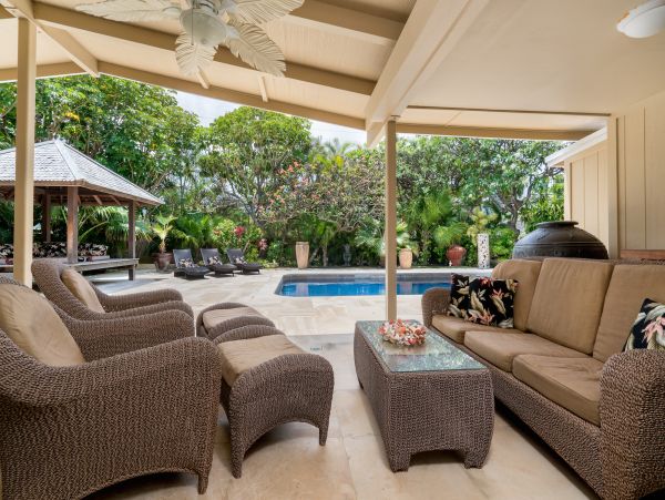 Walk to beach Vacation Pool Home in Kailua Four Bedroom