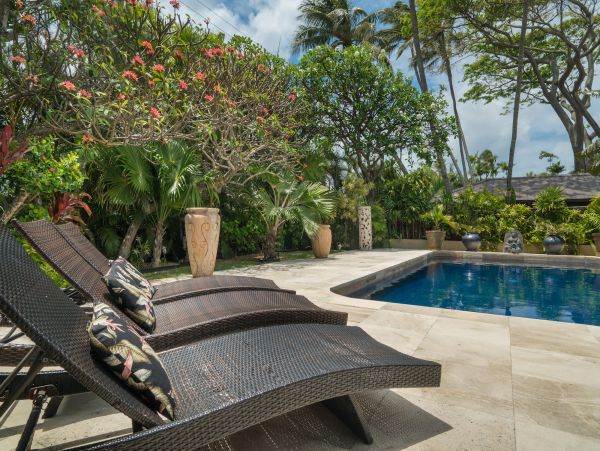 Walk to beach Vacation Pool Home in Kailua Four Bedroom