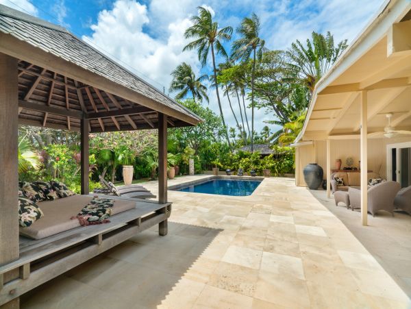 Walk to beach Vacation Pool Home in Kailua Four Bedroom