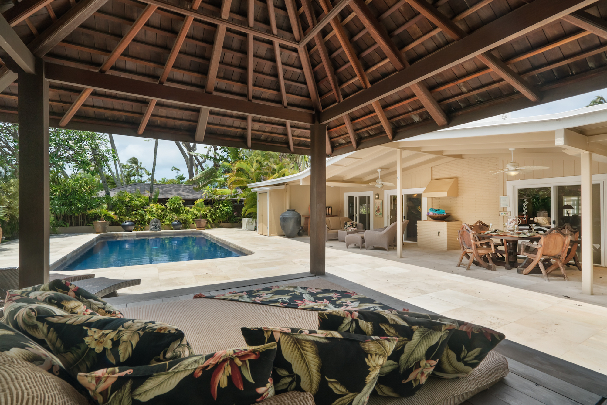 Walk to beach Vacation Pool Home in Kailua Four Bedroom