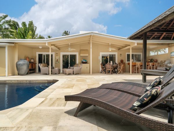 Walk to beach Vacation Pool Home in Kailua Four Bedroom
