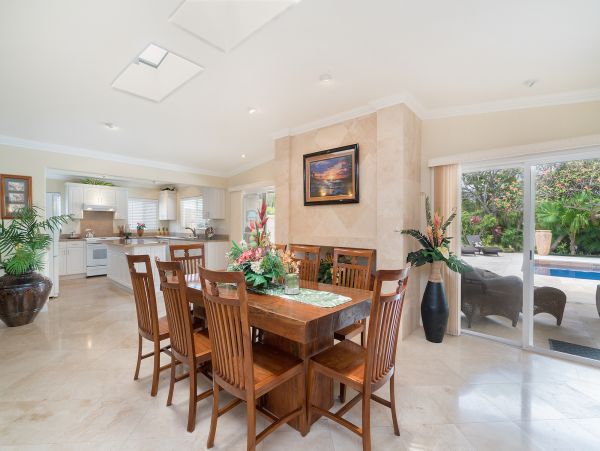 Walk to beach Vacation Pool Home in Kailua Four Bedroom