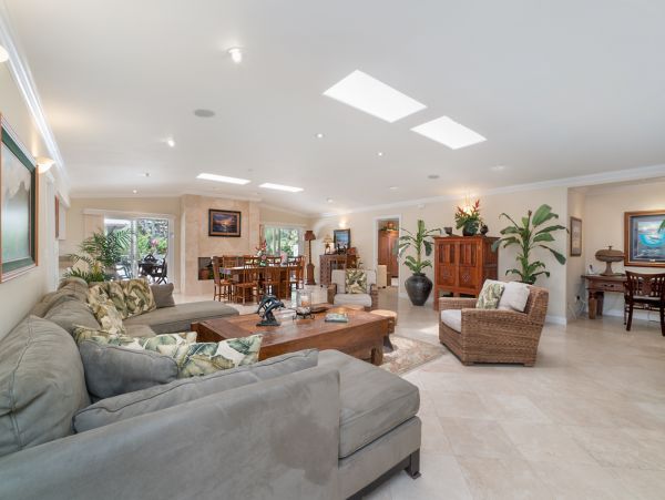 Walk to beach Vacation Pool Home in Kailua Four Bedroom