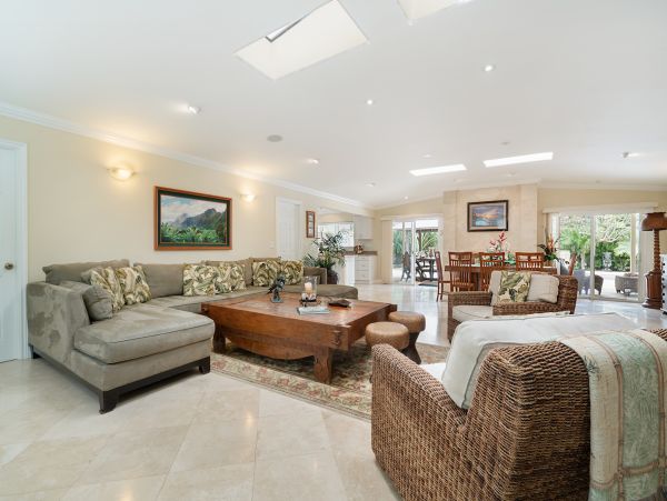 Walk to beach Vacation Pool Home in Kailua Four Bedroom