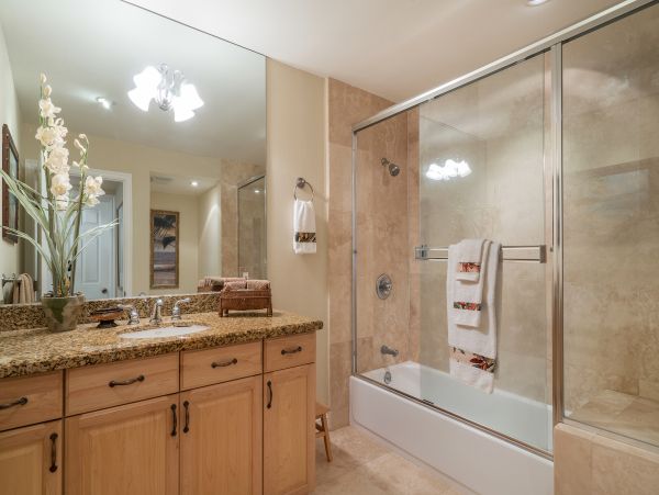 Walk to beach Vacation Pool Home in Kailua Four Bedroom