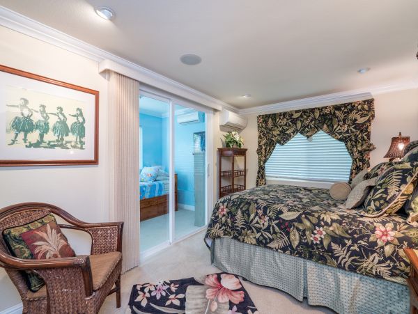 Walk to beach Vacation Pool Home in Kailua Four Bedroom
