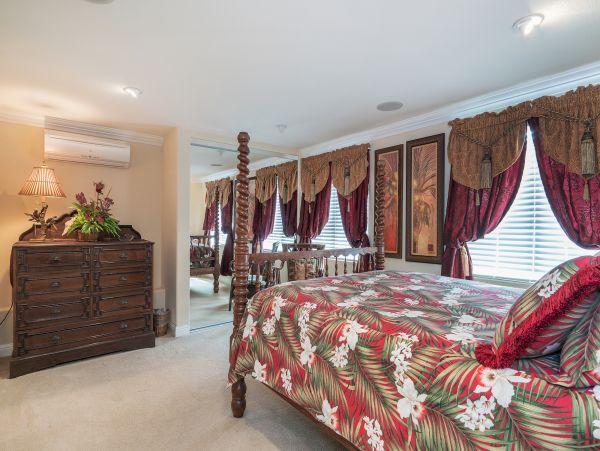 Walk to beach Vacation Pool Home in Kailua Four Bedroom