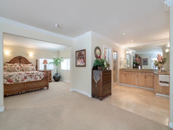 Walk to beach Vacation Pool Home in Kailua Four Bedroom