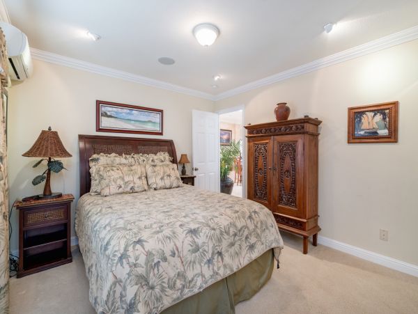 Walk to beach Vacation Pool Home in Kailua Four Bedroom