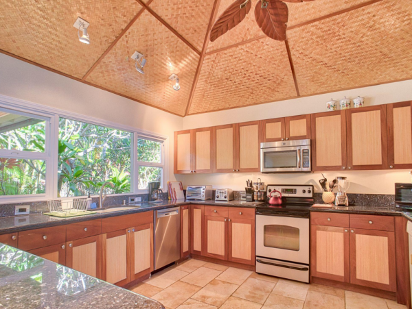 Beautiful 3 Bedroom Beach Home with Ocean View & Private Pool in Kailua