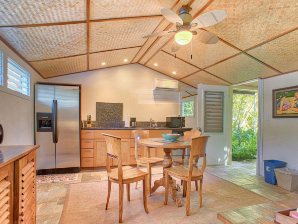 Beautiful 3 Bedroom Beach Home with Ocean View & Private Pool in Kailua