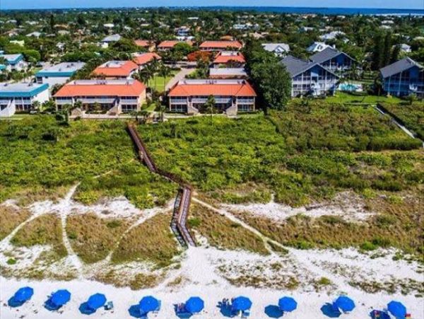 Walk To Beach 2 Bedroom Vacation Condo in Sanibel Sleeps 6