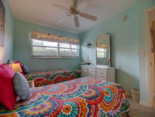 Walk To Beach 2 Bedroom Vacation Condo in Sanibel Sleeps 6