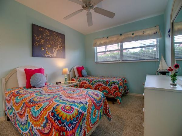 Walk To Beach 2 Bedroom Vacation Condo in Sanibel Sleeps 6