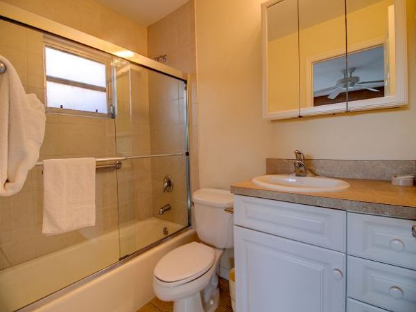 Walk To Beach 2 Bedroom Vacation Condo in Sanibel Sleeps 6