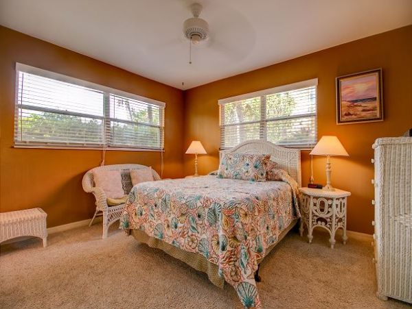 Walk To Beach 2 Bedroom Vacation Condo in Sanibel Sleeps 6