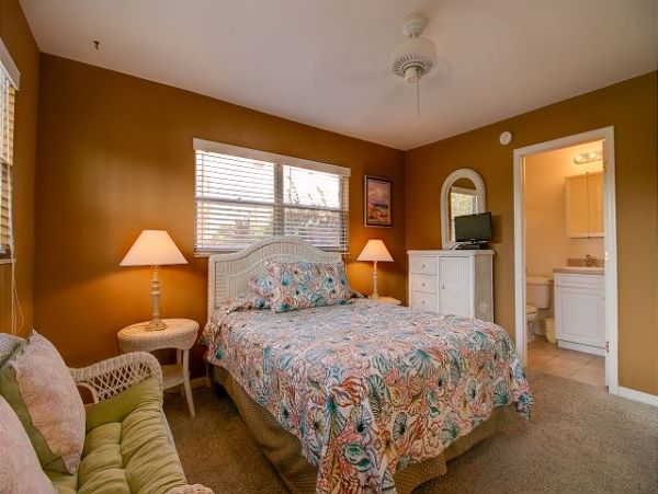 Walk To Beach 2 Bedroom Vacation Condo in Sanibel Sleeps 6
