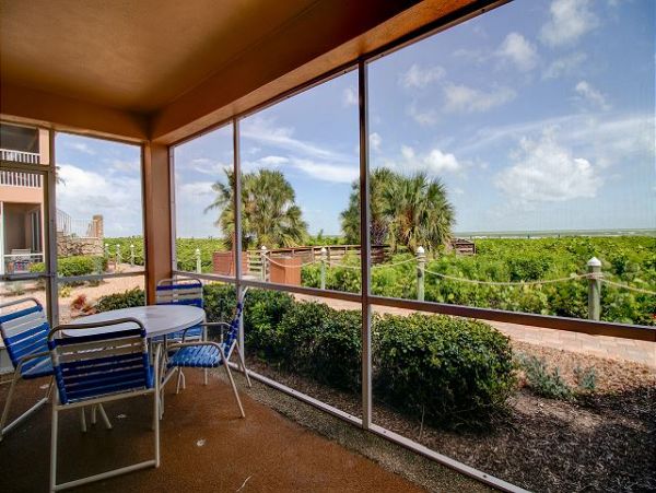 Walk To Beach 2 Bedroom Vacation Condo in Sanibel Sleeps 6