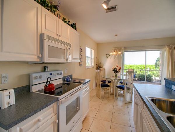 Walk To Beach 2 Bedroom Vacation Condo in Sanibel Sleeps 6