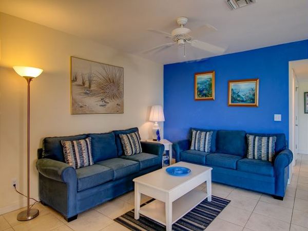 Walk To Beach 2 Bedroom Vacation Condo in Sanibel Sleeps 6