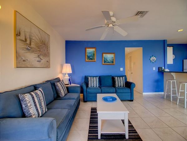 Walk To Beach 2 Bedroom Vacation Condo in Sanibel Sleeps 6