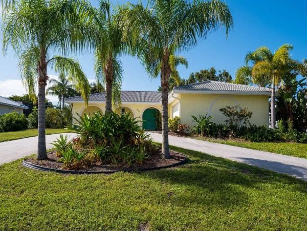 Beautiful Coastal Pool Home in Casey Key