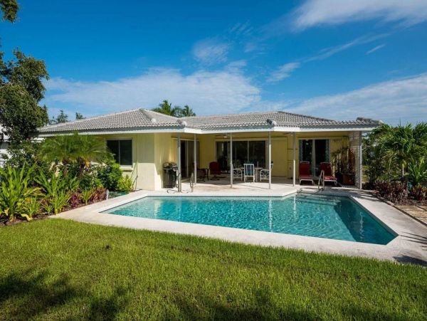 Beautiful Coastal Pool Home in Casey Key