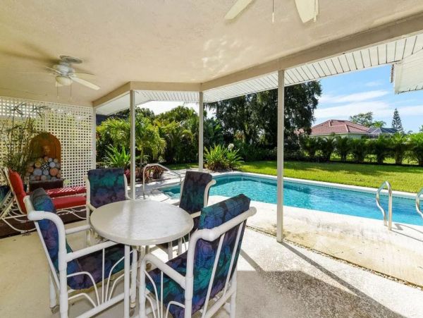 Beautiful Coastal Pool Home in Casey Key