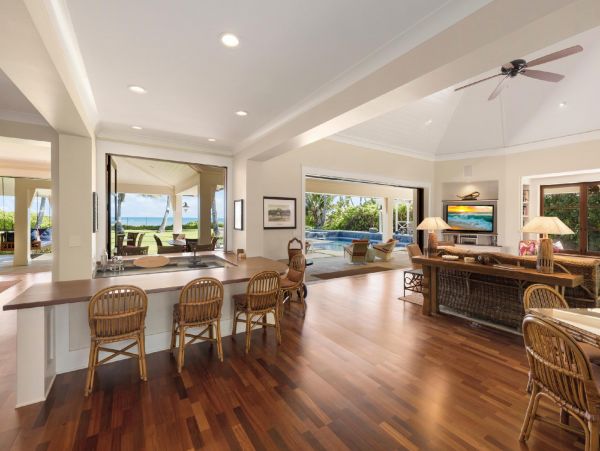 On Beach Honolulu Vacation Estate Seven Bedroom