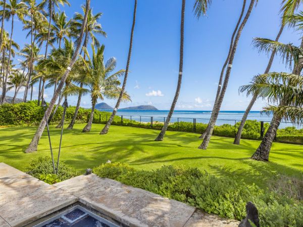 On Beach Honolulu Vacation Estate Seven Bedroom