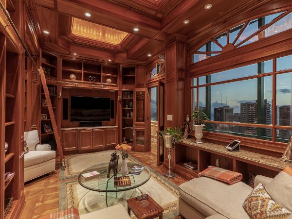 Ocean Views Vacation Penthouse in Honolulu Three Bedroom