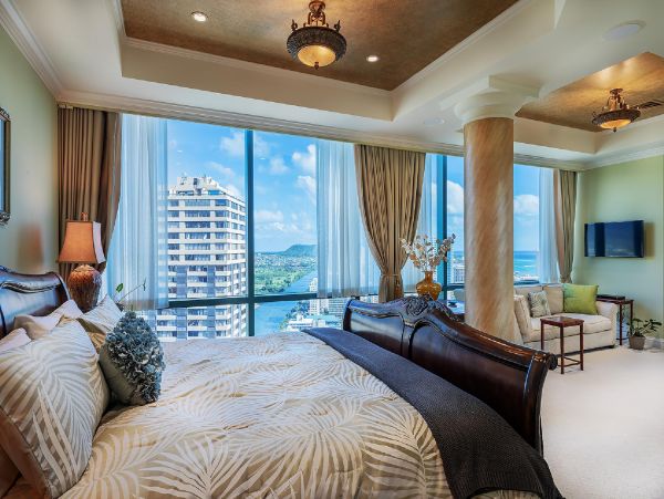 Ocean Views Vacation Penthouse in Honolulu Three Bedroom
