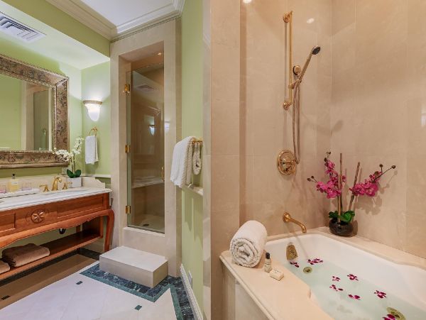Ocean Views Vacation Penthouse in Honolulu Three Bedroom