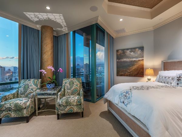 Ocean Views Vacation Penthouse in Honolulu Three Bedroom
