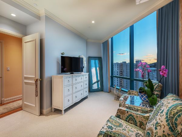 Ocean Views Vacation Penthouse in Honolulu Three Bedroom