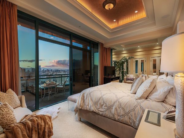 Ocean Views Vacation Penthouse in Honolulu Three Bedroom